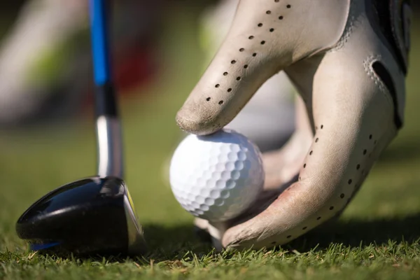 Golfspieler platziert Ball auf Abschlag — Stockfoto