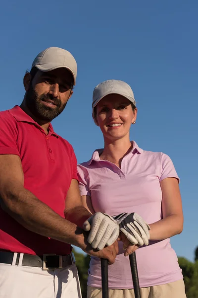 Retrato de casal no campo de golfe — Fotografia de Stock