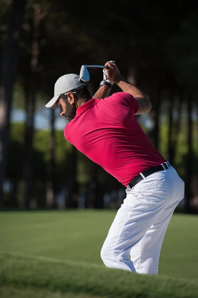 Golfista batendo um bunker de areia tiro — Fotografia de Stock