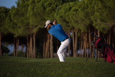 sunset bulvarında bir kum BUNKERİ isabet golfçü vurdu
