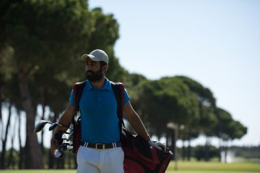 Yürüyüş ve çanta golf oyuncu