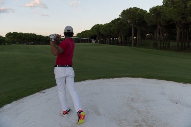 sunset bulvarında bir kum BUNKERİ isabet golfçü vurdu