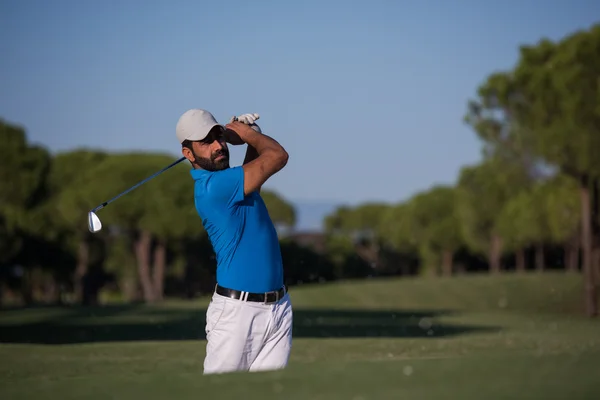 Golfista profissional batendo um bunker de areia tiro — Fotografia de Stock