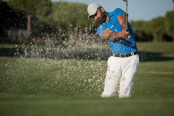 Golfista profissional batendo um bunker de areia tiro — Fotografia de Stock