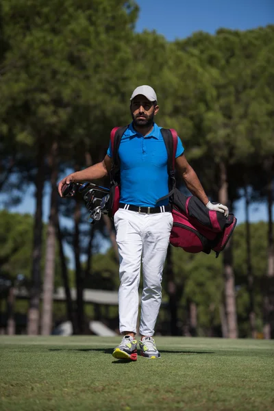 Jugador de golf caminando y llevando bolsa —  Fotos de Stock