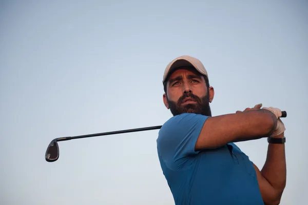 Golfista bater tiro no escuro — Fotografia de Stock