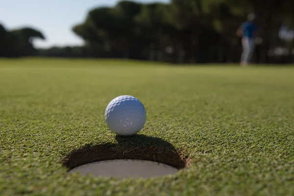 Golflabda a lyukba — Stock Fotó