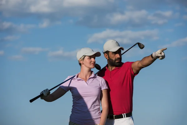 Retrato de casal no campo de golfe — Fotografia de Stock