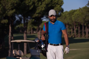 yürüyüş ve golf çantası taşıyan golfçü