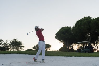 sunset bulvarında bir kum BUNKERİ isabet golfçü vurdu