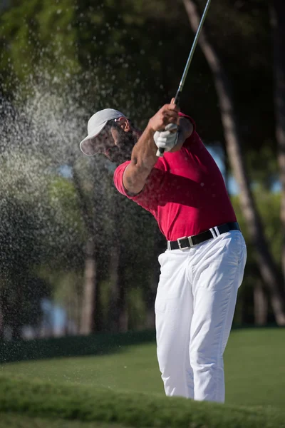 Golfista batendo um bunker de areia tiro — Fotografia de Stock