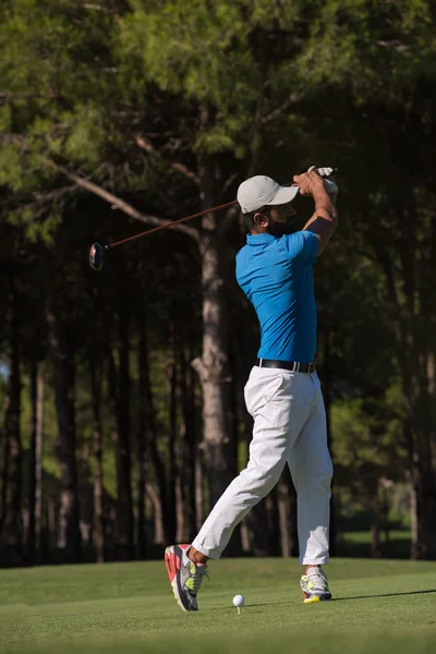 Jogador de golfe bater tiro — Fotografia de Stock