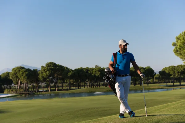 Retrato de golfista en el campo de golf —  Fotos de Stock