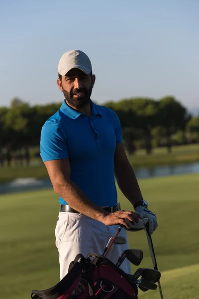 Ritratto del golfista al campo da golf — Foto Stock