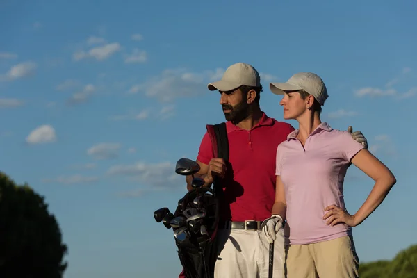 Porträtt av par på golfbana — Stock fotografie