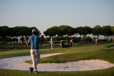 Golf sahasında mesafe delik isteyen arkadan