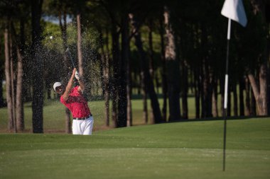 bir kum BUNKERİ atış isabet golfçü