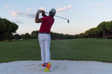 sunset bulvarında bir kum BUNKERİ isabet golfçü vurdu