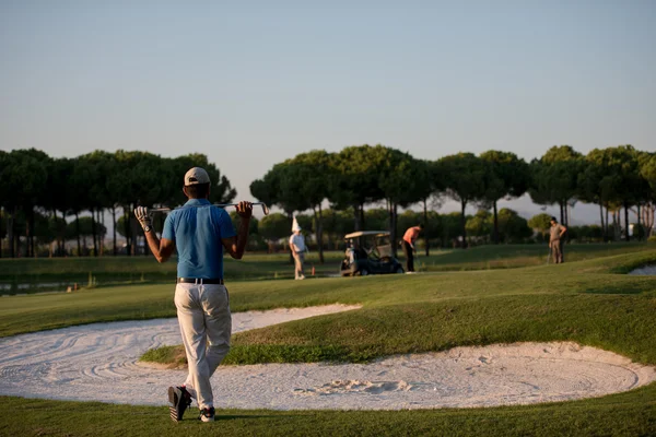 Golfeur de retour au parcours regardant au trou dans la distance — Photo