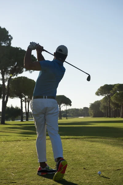 Jogador de golfe bater tiro — Fotografia de Stock