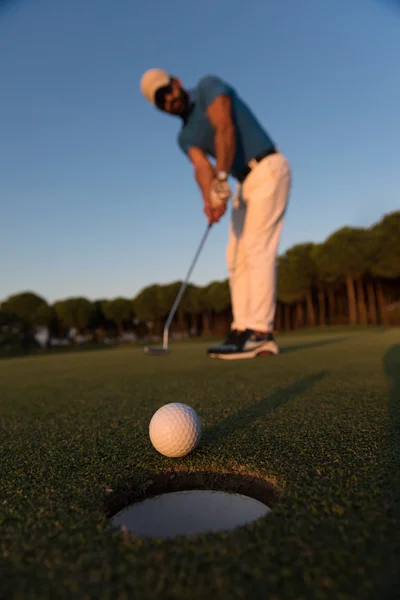 Golfista golpeando tiro en el campo de golf —  Fotos de Stock