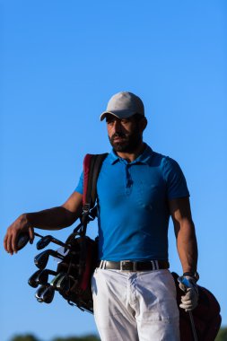 golf sahasında Sunset'teki golfçü portre