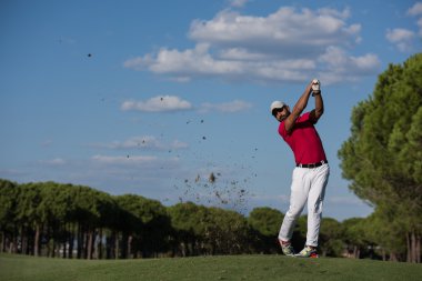 Golf oyuncu isabet uzun atış