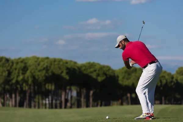 Jogador de golfe bater tiro no escuro — Fotografia de Stock