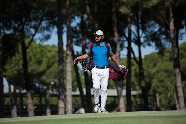 Jogador de golfe andando e levando saco — Fotografia de Stock