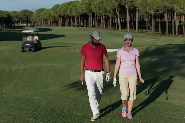 Paar läuft auf Golfplatz — Stockfoto