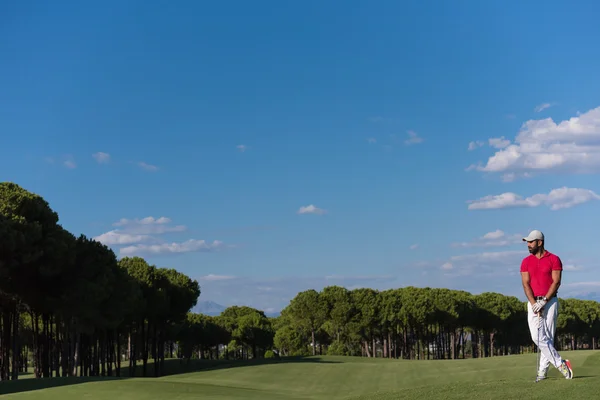 Szép közel-keleti golf játékos portré-pályán — Stock Fotó