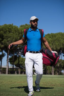 Yürüyüş ve çanta golf oyuncu