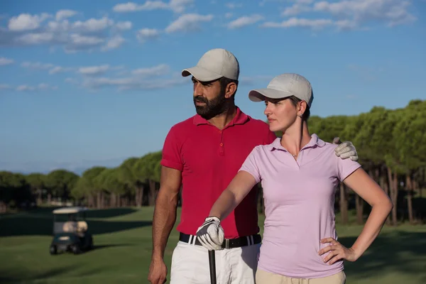 Retrato de casal no campo de golfe — Fotografia de Stock