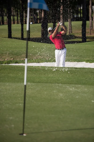 Golfeur frapper un sable bunker shot — Photo