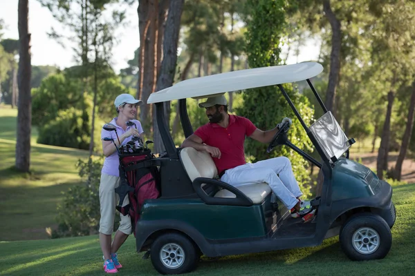 Pár a buggy a golfpályán — Stock Fotó