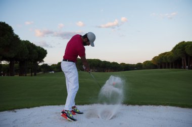 sunset bulvarında bir kum BUNKERİ isabet golfçü vurdu