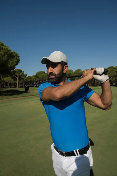 Jogador de golfe bater tiro — Fotografia de Stock