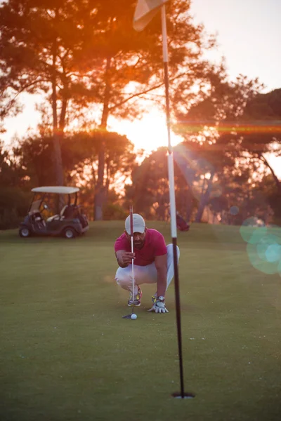 Golf-lejátszó tökéletes lövés, amelynek célja a gyönyörű naplemente — Stock Fotó