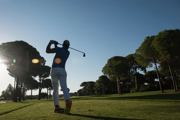 Jogador de golfe bater tiro — Fotografia de Stock