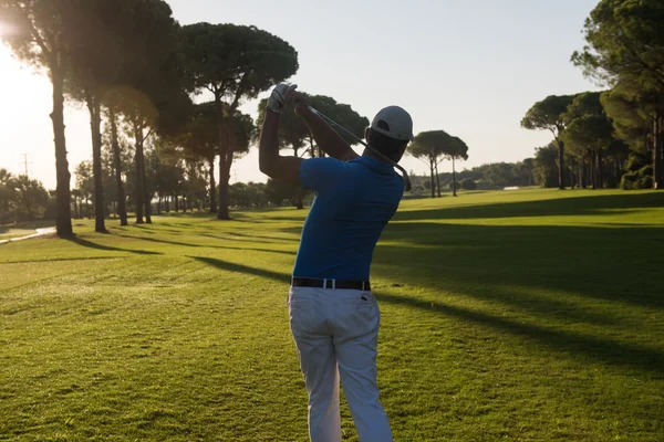 Um homem jogador de golfe — Fotografia de Stock