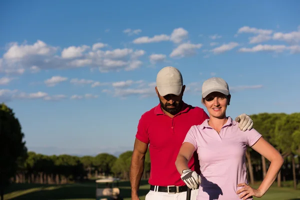 Portrait of couple on golf course — Stock Photo, Image