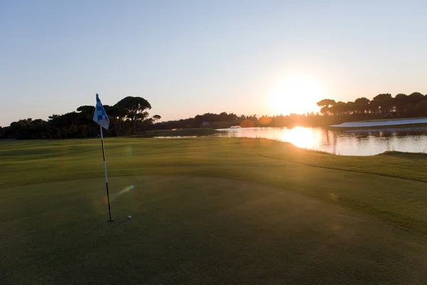 Golfový míček na okraji díry — Stock fotografie