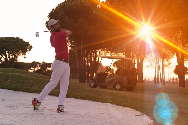 Golfista bít písečných bunkr výstřel na západ slunce — Stock fotografie