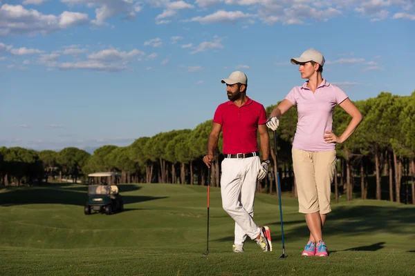 Porträtt av par på golfbana — Stock fotografie