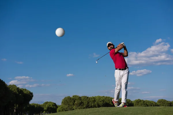 Jogador de golfe bater tiro no escuro — Fotografia de Stock