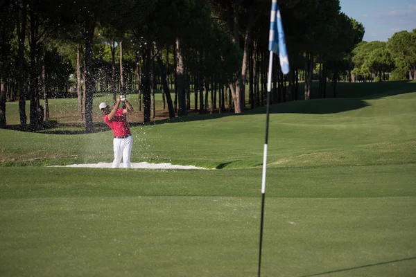 Bir kum BUNKERİ atış isabet golfçü — Stok fotoğraf