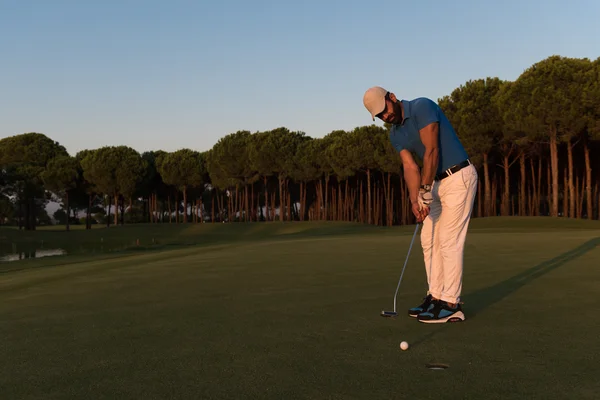 Golfista bater tiro no campo de golfe — Fotografia de Stock