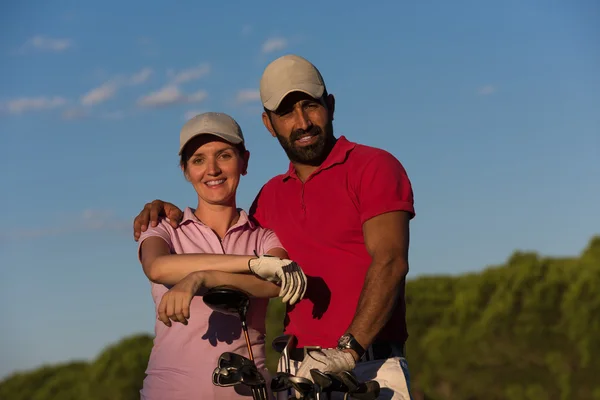 Porträtt av par på golfbana — Stock fotografie