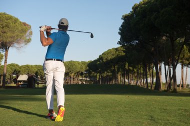 bir adam golf oyuncu