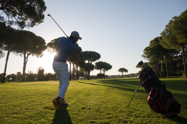 bir adam golf oyuncu